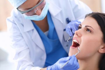 Clínica Dental Dr. Pablo Galindo mujer en revisión odontológica